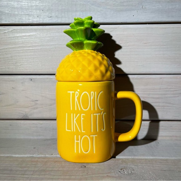 Rae Dunn Yellow TROPIC LIKE IT’S HOT Pineapple Topper Mug NWT 🍍 - Picture 1 of 4